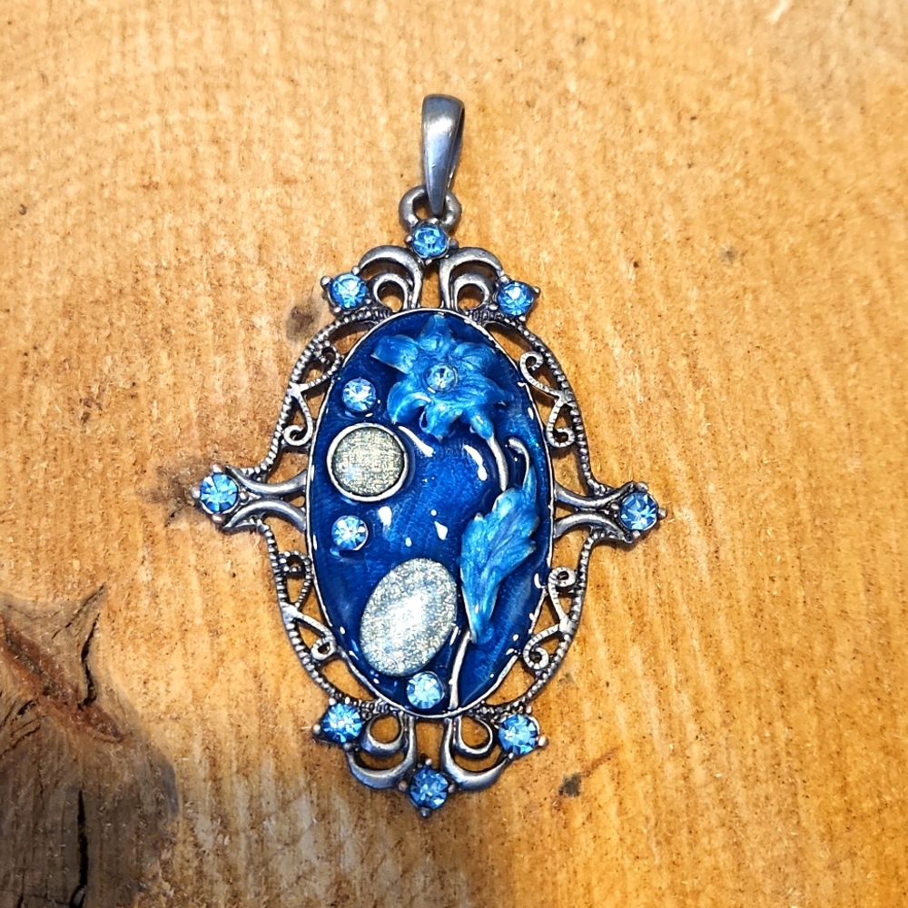 NWOT 💙  Stunning Pendant 💙